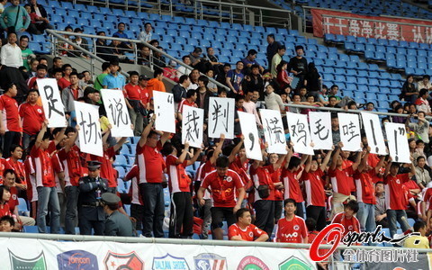 拉齐奥球迷组织抗议票价,俱乐部承诺改善 拉齐奥球迷组织抗议票价,俱乐部承诺改善
